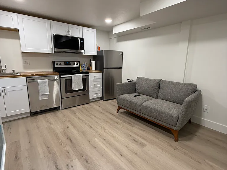 656 W Ivy Dr — Photo 2