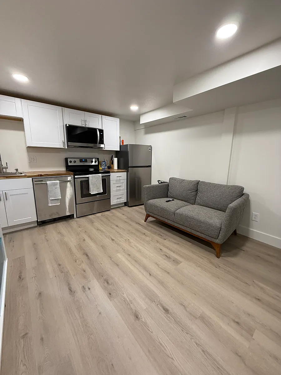 Building Photo - 656 W Ivy Dr