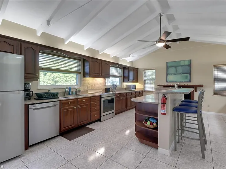 562 Goldcoast Ct — Photo 9