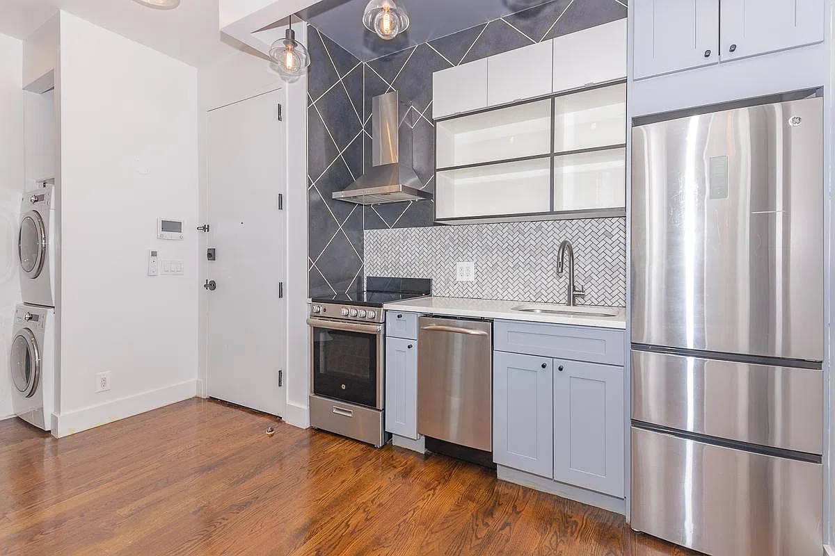 85 Graham Ave — Photo 3