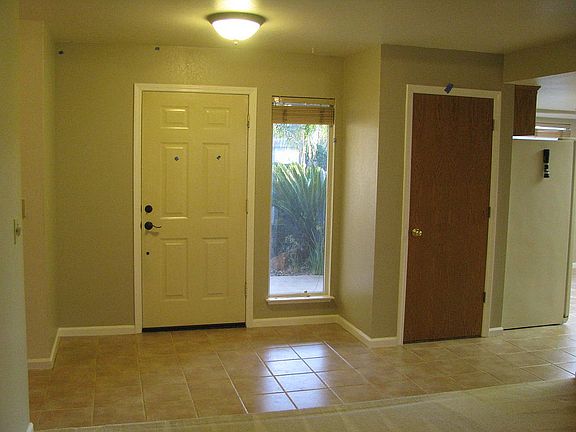 4th image of 1047 Greenhaven Dr