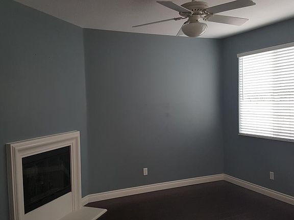 FirePlace and Ceiling fan in LR