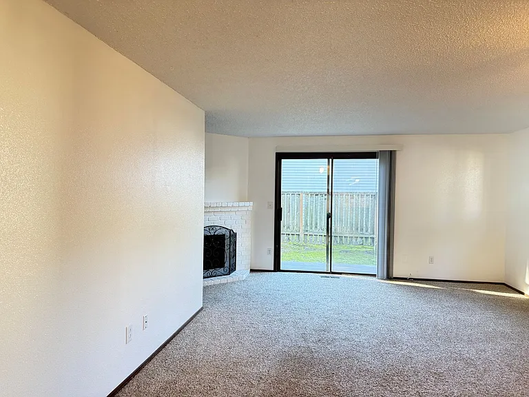 12334 SW Sussex St — Photo 10