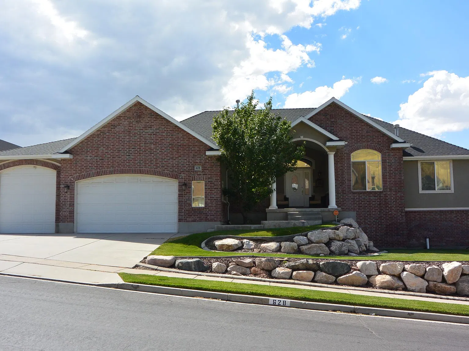 4 bed, 3926 sqft, $5,750 — Photo 1