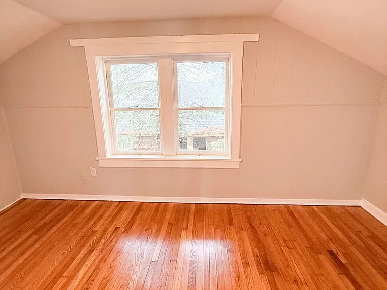 2555 Hord Ave — Photo 9