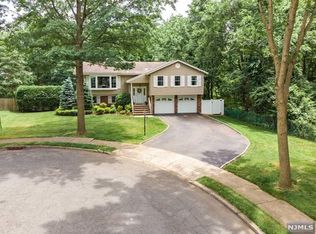 292 Taft Ct, Paramus, NJ 07652