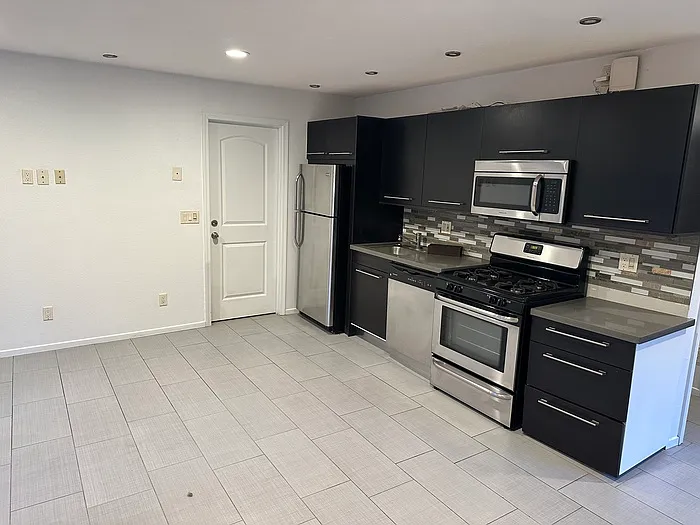 2 bed, 1.5 bath, $1,595 — Photo 2