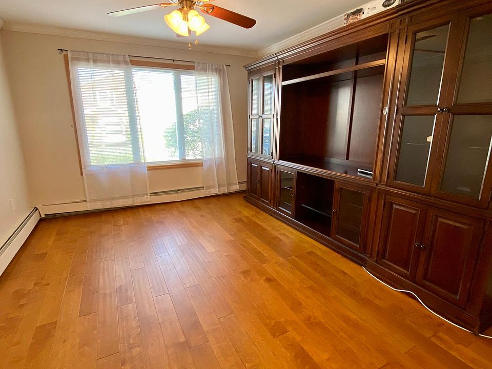 1st image of 22 Oak Ln Floor 1