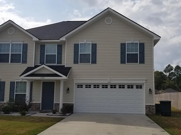 1108 Creekside Cir — Photo 2