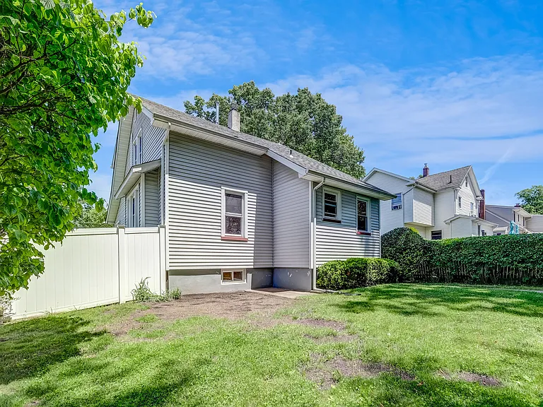 135 E Linden Ave — Photo 4