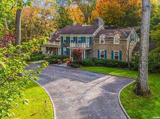 8 Barkers Point Rd, Port Washington, NY 11050