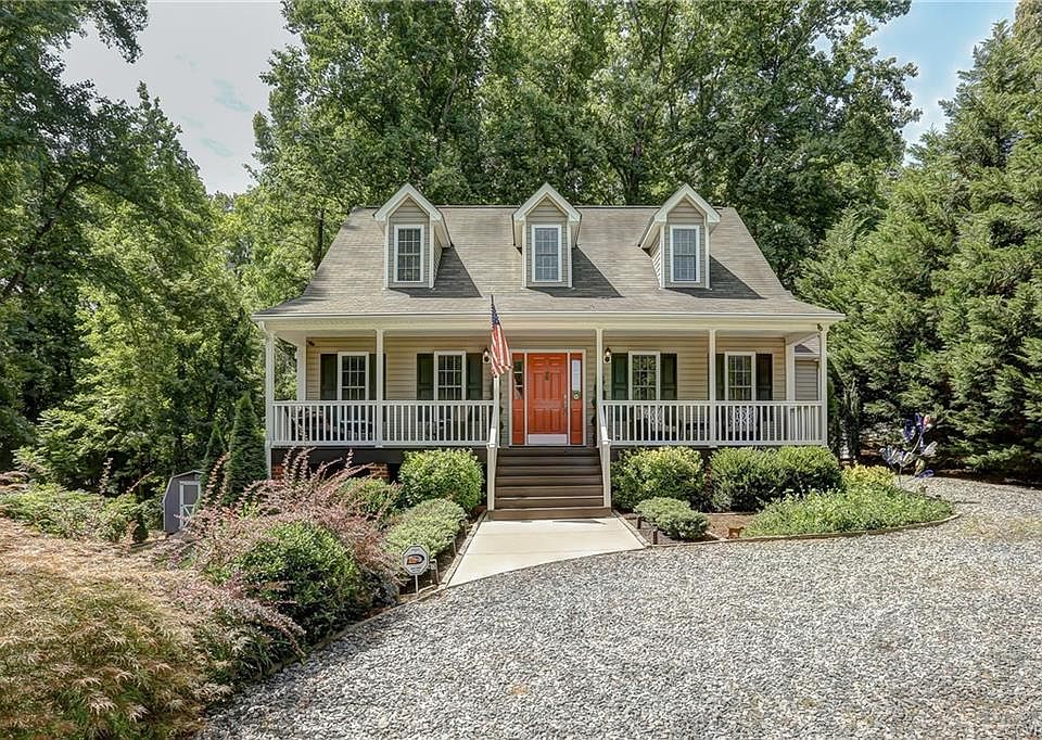 1st image of 7 Oakridge Ave