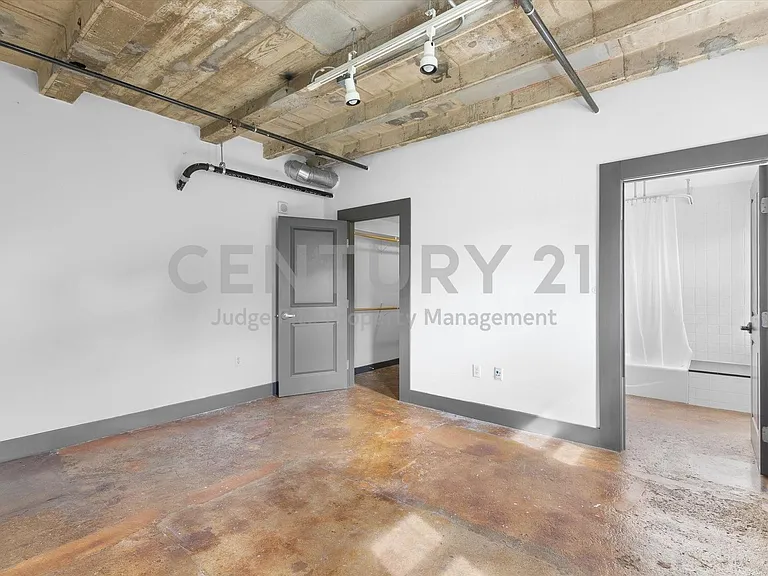 329 E Colorado Blvd #202 — Photo 7