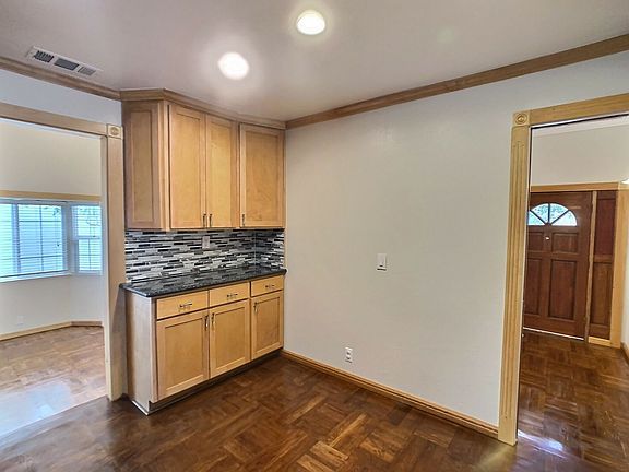 4th image of 587 Harriet Ave