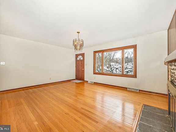 3rd image of 11511 Crickenberger Rd