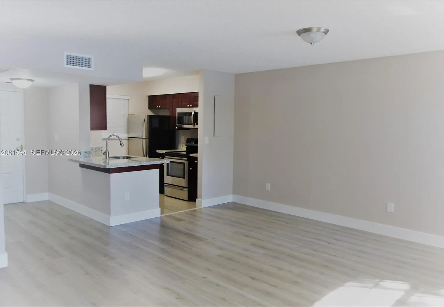 Lakeview Club Condo — Photo 3
