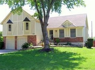 12185 S Fox Ridge Dr, Olathe, KS 66062
