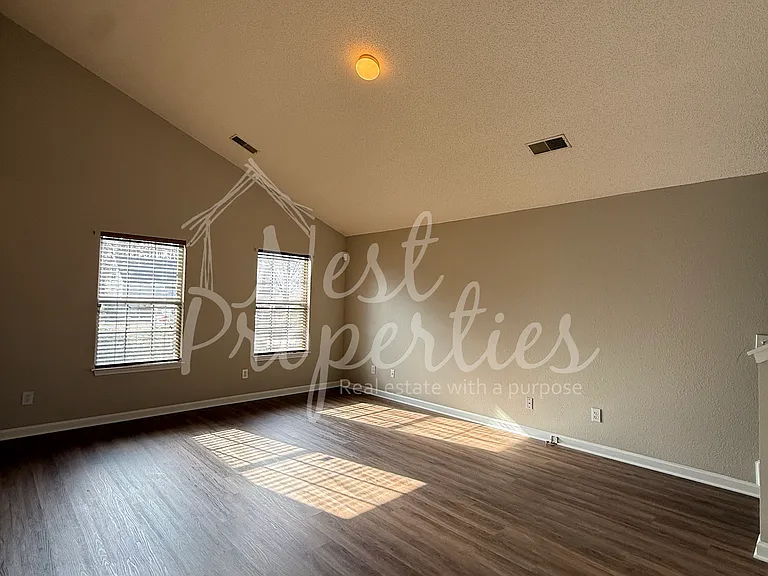 427 Kingston Trace Rd — Photo 2