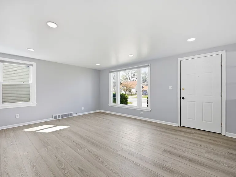 1257 Brighton Rd — Photo 5