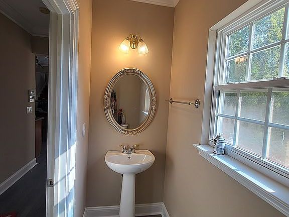 5th image of 592 Creek Valley Ct