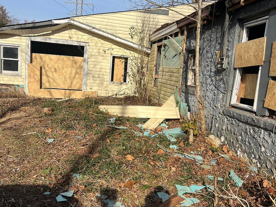 2nd image of 220 Vander St