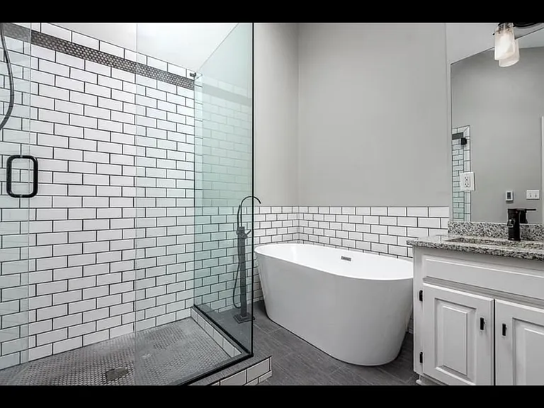 305 W McKinley Ln — Photo 2