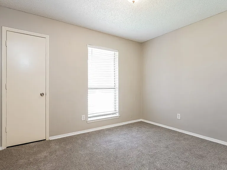 7608 Meadowlark Ln N — Photo 14