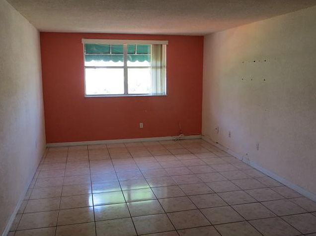 2nd image of 606 W 81st St APT 205