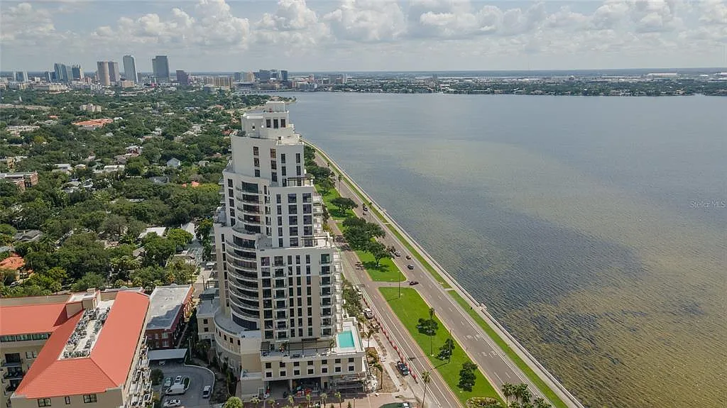 3 bed, 3.5 bath, 2134 sqft, $5,800 — Photo 3