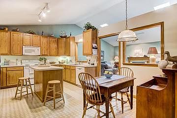 4th image of 402 Castle Pines Dr