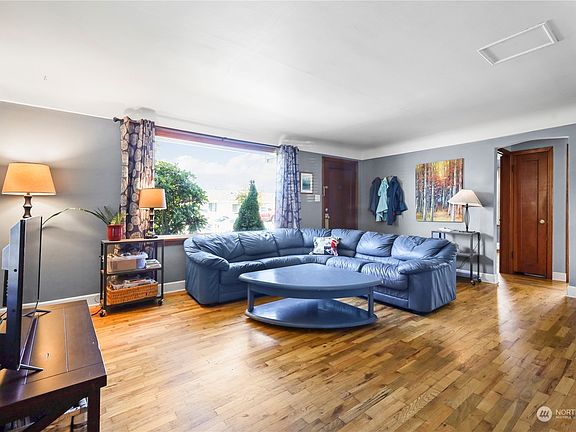 4th image of 421 A Street NE