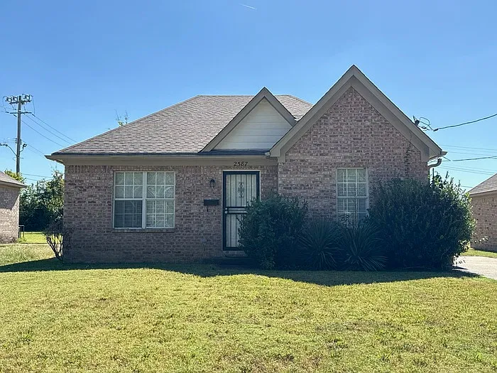 3 bed, 1.5 bath, 1200 sqft, $1,300 — Photo 1
