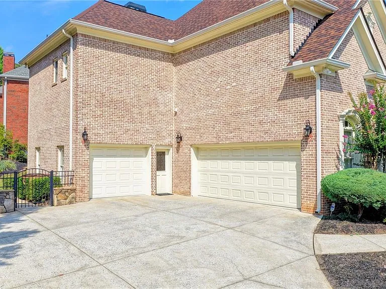 8910 Pinehurst Cv — Photo 110