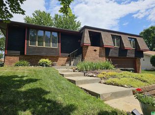 5921 Four Seasons Dr, Sioux City, IA 51106