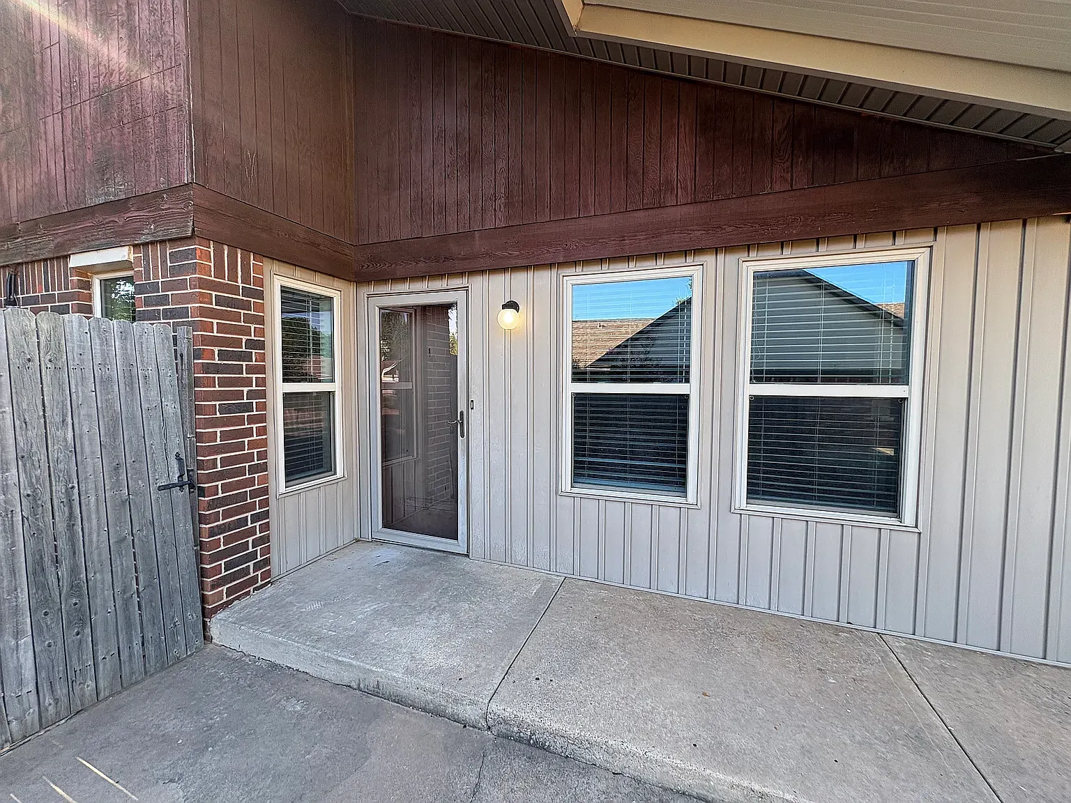 3 bed, 1400 sqft, $1,600 — Photo 1