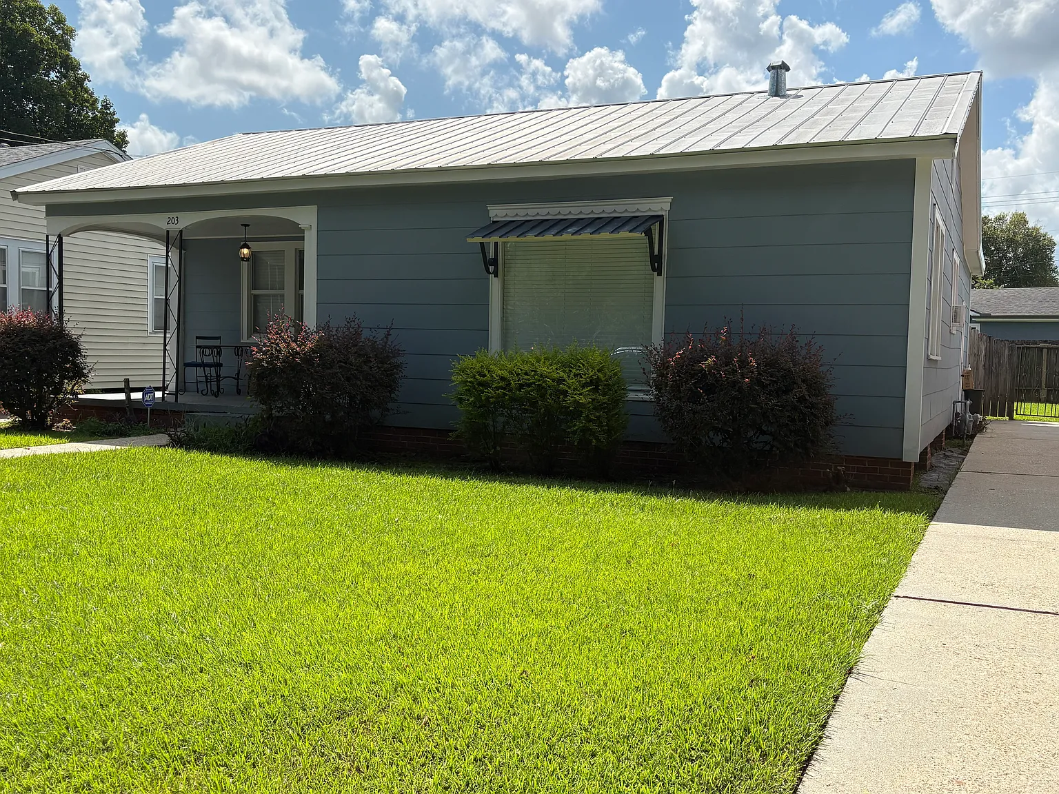 3 bed, 1400 sqft, $1,600 — Photo 1