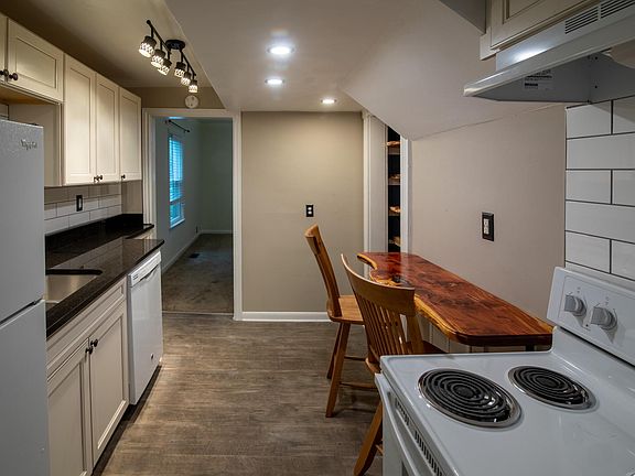 3rd image of 1402 Lafayette Blvd APT 2