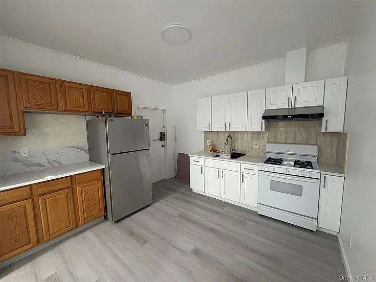 130 Wickham Ave — Photo 2