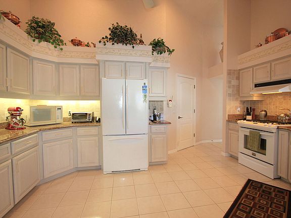 5th image of 2748 Saint Thomas Dr