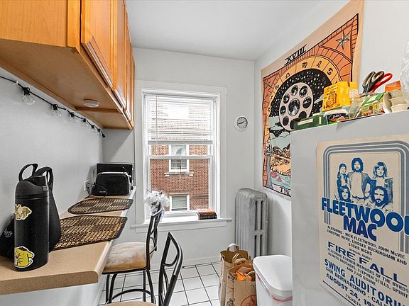 2nd image of 656 W Oakdale Ave APT 2A