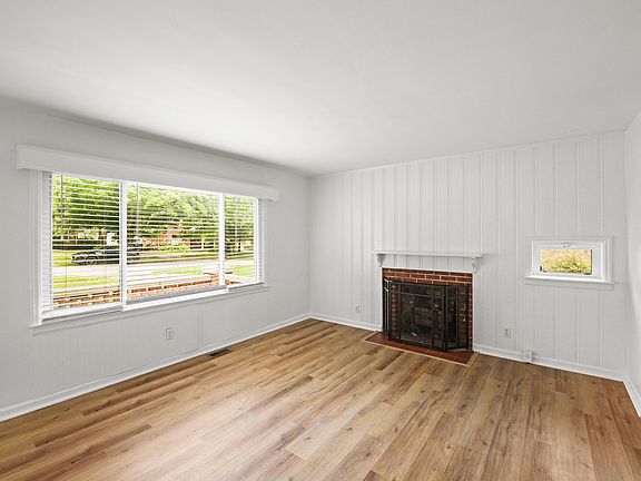 3rd image of 284 Taylor Dr