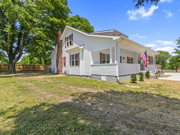 3217 Church St, Burns, TN 37029