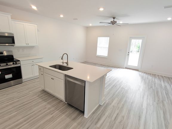 3rd image of 26 Hawk St