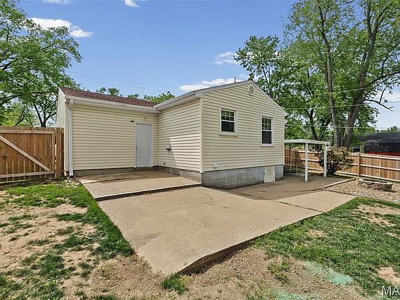 5th image of 366 Edgewood Dr