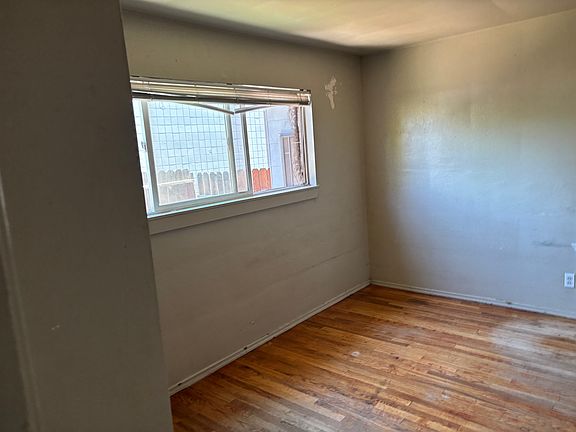 5th image of 565 E Plumb Ln