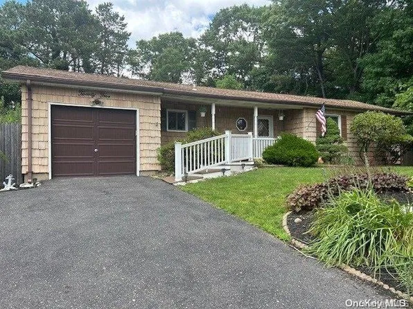 25 Akron Place, Shoreham, NY 11786