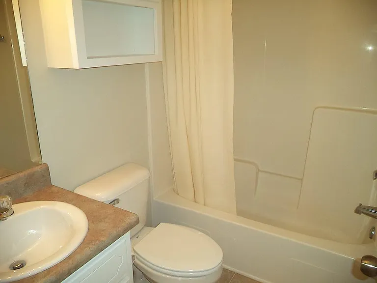 203 Winthrope Ln — Photo 6