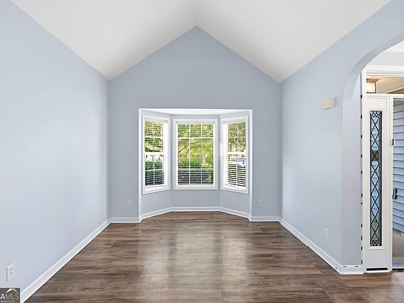 5th image of 302 Highland Ct
