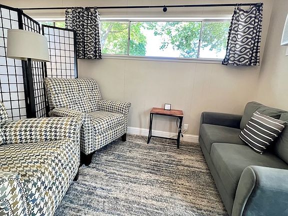 Living room / sitting area