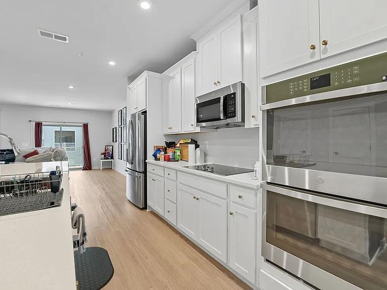 709 Thomas Ln #B — Photo 10